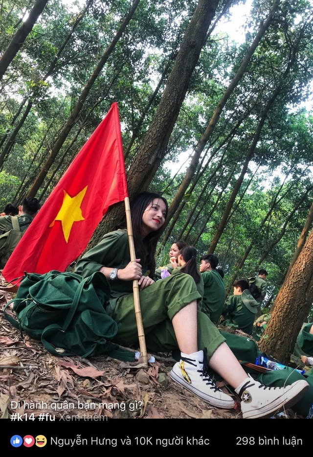 Nữ sinh gây thương nhớ với bức ảnh ngồi nghỉ trên đường hành quân - 1 Bức ảnh Kim Anh ngồi nghỉ chân được dân mạng quan tâm
