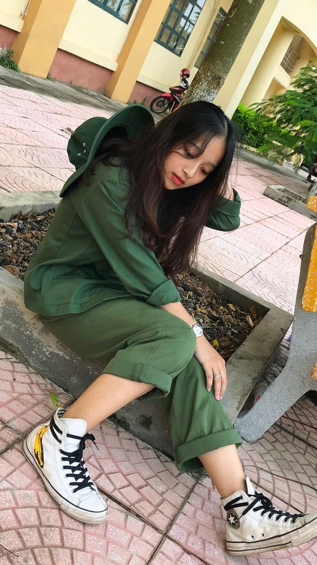 Nữ sinh gây thương nhớ với bức ảnh ngồi nghỉ trên đường hành quân - 5 Nữ sinh gây thương nhớ với bức ảnh ngồi nghỉ trên đường hành quân - 5