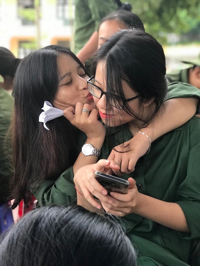 Nữ sinh gây thương nhớ với bức ảnh ngồi nghỉ trên đường hành quân - 4 Nữ sinh gây thương nhớ với bức ảnh ngồi nghỉ trên đường hành quân - 4