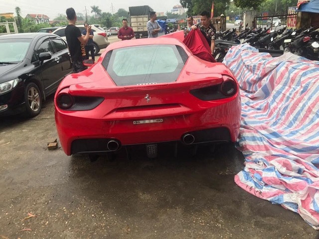 Siêu xe Ferrari của ca sĩ Tuấn Hưng gặp tai nạn, nát đầu - 2 Siêu xe Ferrari của ca sĩ Tuấn Hưng gặp tai nạn, nát đầu - 2