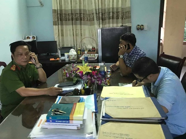 Một phóng viên tố bị bảo vệ bãi rác Khánh Sơn dọa giết - 1
Anh Nguyễn Thanh Ba - PV báo điện tử VTC News (bìa phải) viết đơn trình báo vụ việc tại công an phường Hoà Khánh Nam
