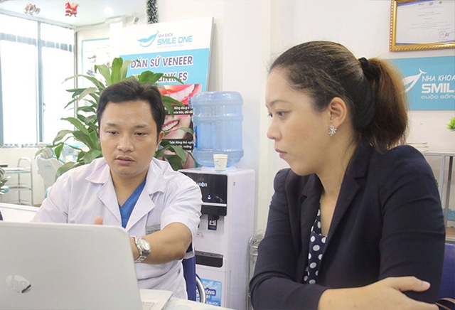 
Thạc sỹ - Bác sỹ Nguyễn Tuấn Dương và Dr. Joy - Giám đốc chuyên môn Invisalign vùng Nam Á trực tiếp ngồi chuyển giao công nghệ
