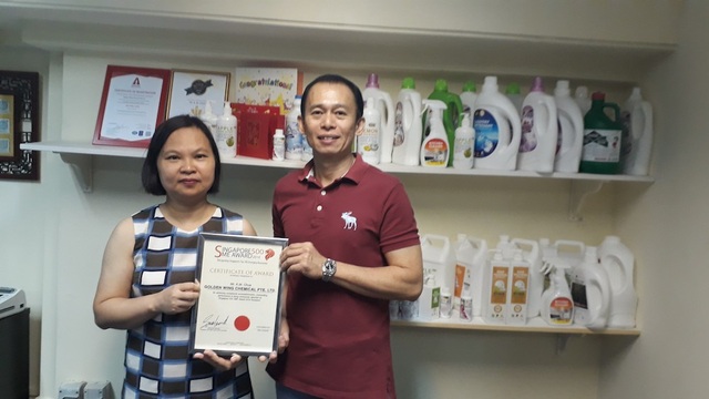 Thương hiệu nước tẩy rửa sinh học hàng đầu Singapore chính thức có mặt tại Việt Nam - 2
ông Kwee Meng Chua, Giám đốc điều hành Golden Wing Chemical, trao chứng nhận phân phối độc quyền cho bà Vũ Châu Loan, Chủ tịch kiêm đồng sáng lập SPI.