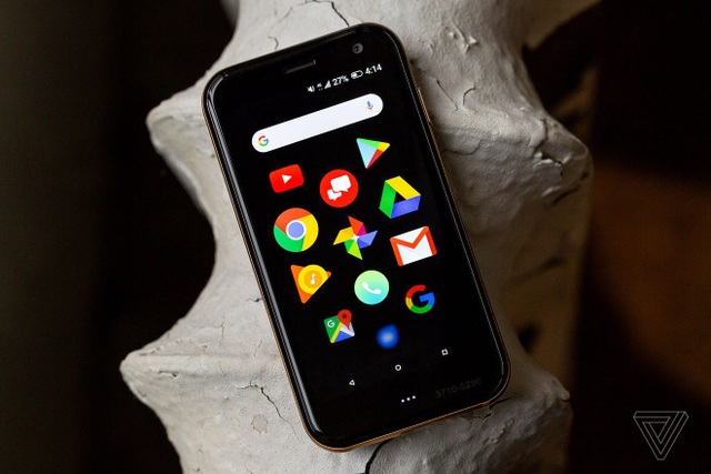 Smartphone Palm được “hồi sinh” với thiết kế tí hon độc đáo - 2 Palm đi ngược lại xu thế thiết kế màn hình ngày càng lớn của smartphone ngày nay
