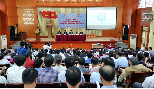 Phó Thủ tướng Vũ Đức Đam: “Trường Đại học hãy là hình mẫu đầu tiên của học tập suốt đời” - 1
Các đại biểu tham dự hội thảo