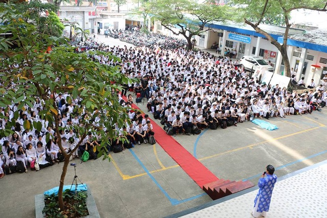 Học trò cố GS. TS Trần Văn Khê mang sân khấu hóa lịch sử đến trường học - 1 Chương trình Vinh danh văn hóa học đường kết hợp giữa thuyết trình, sân khấu hóa lịch sử và triển lãm đã nhận được nhiều phản ứng tích cực và hào hứng của các em học sinh, đặc biệt là tạo sự chú ý hơn cho các em học sinh về đề tài lịch sử.