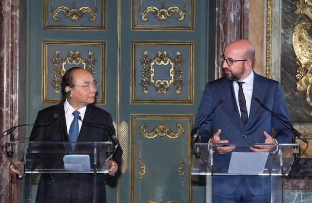 Thủ tướng Nguyễn Xuân Phúc hội đàm với Thủ tướng Bỉ Charles Michel - 1
Thủ tướng Nguyễn Xuân Phúc và Thủ tướng Bỉ Charles Michel tại cuộc gặp gỡ báo chí sau hội đàm