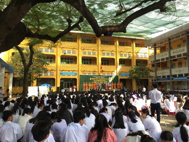 Học trò cố GS. TS Trần Văn Khê mang sân khấu hóa lịch sử đến trường học - 2
Anh Hồ Nhựt Quang cho biết thêm, câu lạc bộ cùng các nghệ sĩ thực hiện chương trình nhằm mục đích đồng hành cùng với nhà trường, giúp các em học sinh yêu hơn bộ môn lịch sử, đồng thời hiểu hơn về văn hóa cùng nhiều cột mốc quan trọng của lịch sử.