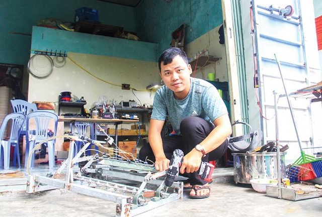Chàng kỹ sư tương lai và những sáng chế “âm thầm” - 1
Lê Văn Đây đang hoàn thiện chiếc máy gieo hạt thông minh, với ấp ủ sau này sẽ khởi nghiệp bằng vườn rau sạch. Ảnh: Thanh Trần.