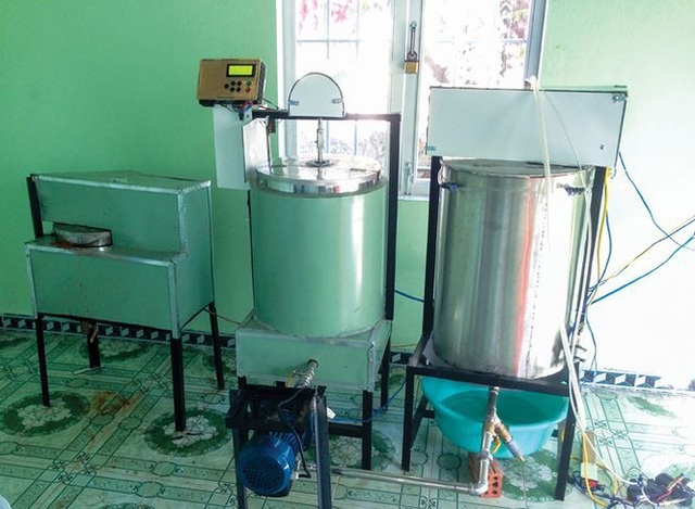 Chàng kỹ sư tương lai và những sáng chế “âm thầm” - 2
Dây chuyền sản xuất tương ớt do chính Đây tự mày mò chế tạo. Ảnh: V.Đ