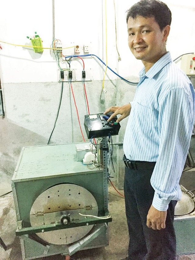 Chàng kỹ sư tương lai và những sáng chế “âm thầm” - 3
Anh Hoàng Xuân Long, chủ một hộ sản xuất ngũ cốc hài lòng với chiếc máy rang hạt do Đây chế tạo. Ảnh: NVCC
