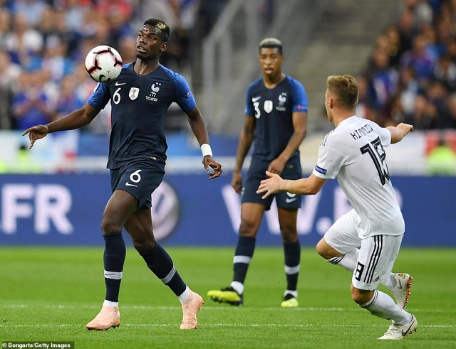 Pogba (trái) đi bóng trước sự truy cản của Kimmich (phải)