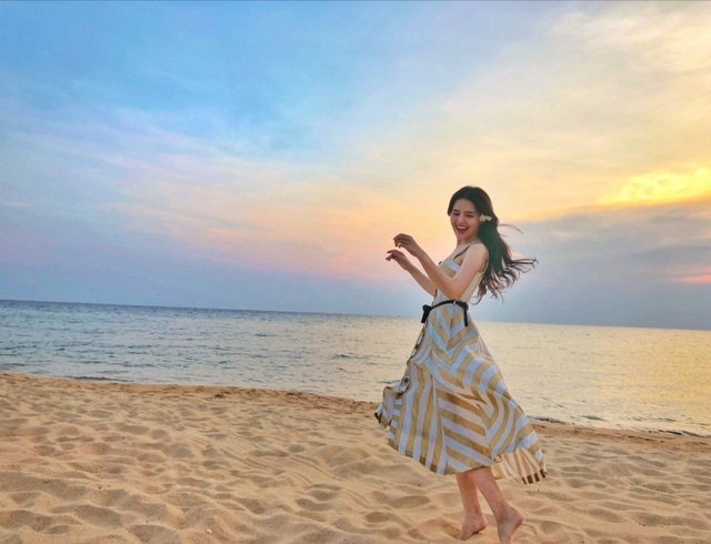 Nữ chính “Ghét thì yêu thôi” nóng bỏng trên bãi biển cùng Huyền Lizzie, Thu Hoài - 14 Và gần đây là bộ phim đình đám Ghét thì yêu thôi, Yêu thì ghét thôi.