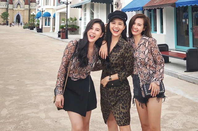 Nữ chính “Ghét thì yêu thôi” nóng bỏng trên bãi biển cùng Huyền Lizzie, Thu Hoài - 7 Trở về sau chuyến đi Phú Quốc, mỗi người đều ấp ủ những dự án riêng. Tuy nhiên, theo tiết lộ mới nhất từ ba người đẹp, nhóm đang rất mong ước có một kịch bản mà cả ba có thể đóng chung vai bạn thân của nhau...