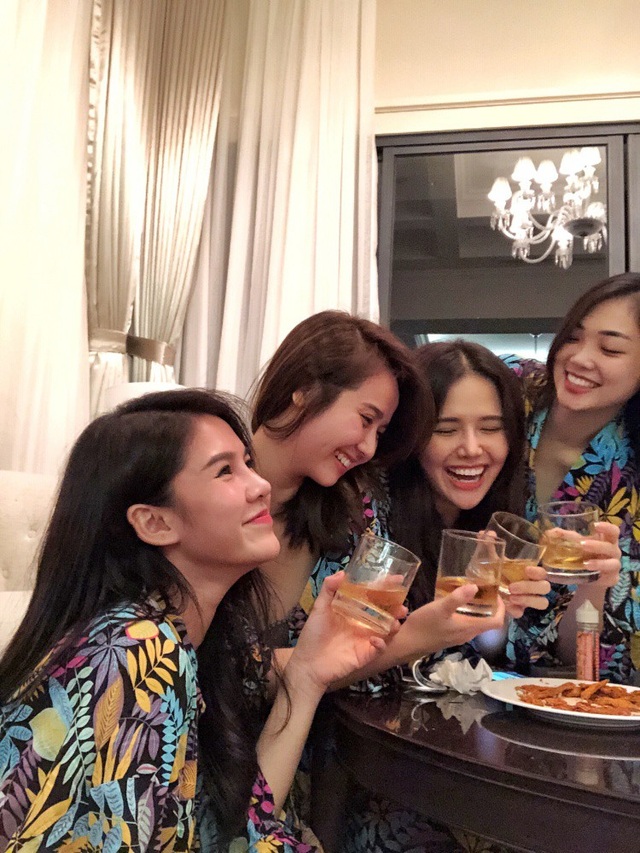Nữ chính “Ghét thì yêu thôi” nóng bỏng trên bãi biển cùng Huyền Lizzie, Thu Hoài - 8 Để được: “Bê nguyên những gì đáng yêu ngoài đời thực và những trải nghiệm của cả ba đã gặp ở cuộc sống vào và làm khán giả thích thú”.