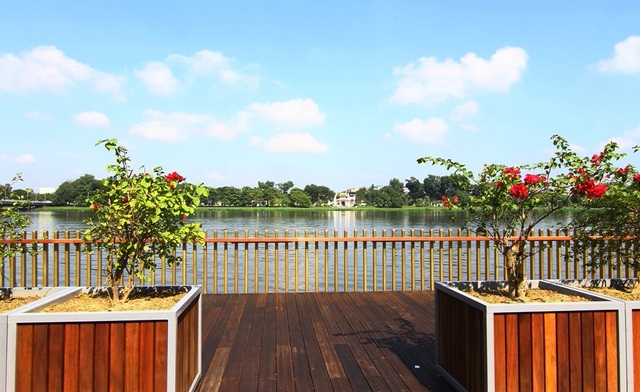 Cận cảnh đường gỗ lim siêu đẹp ven sông Hương - 16 Nhiều bồn hoa đẹp được đặt trên con đường này