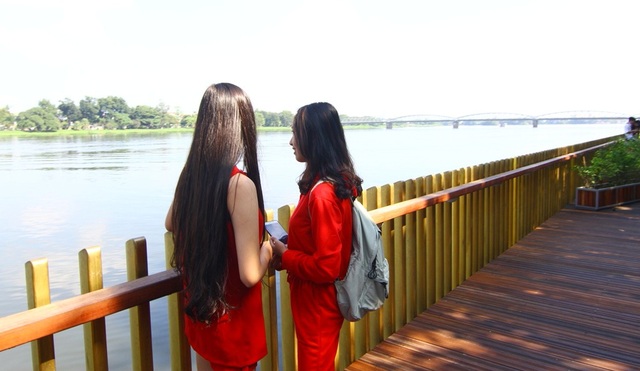 Cận cảnh đường gỗ lim siêu đẹp ven sông Hương - 2 Những ngày này con đường đã cơ bản gần hoàn thành thu hút rất đông đảo bạn trẻ xứ Huế xuống tham quan và vui chơi