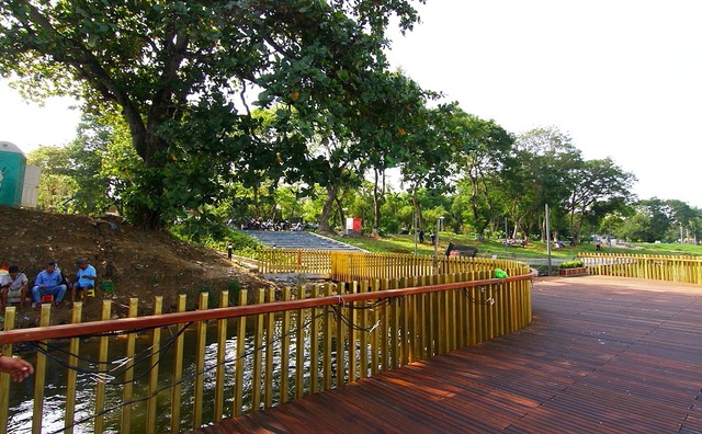 Cận cảnh đường gỗ lim siêu đẹp ven sông Hương - 18 Phần cuối này dẫn vào công viên trước mặt Bệnh viện Trung ương Huế và trụ sở UBND tỉnh Thừa Thiên Huế