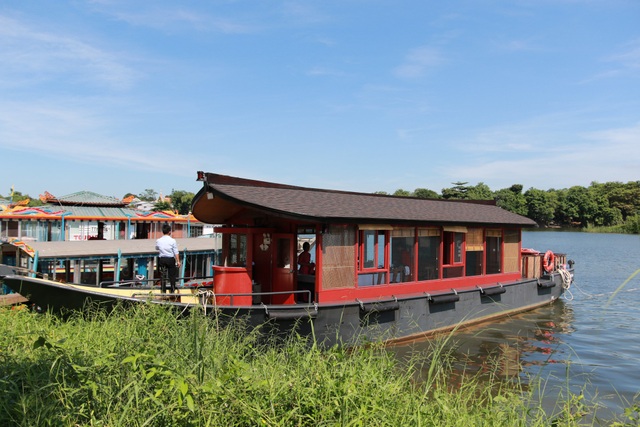 Thú vị du ngoạn thuyền rồng trên sông Hương - 1 Dòng thuyền rồng thế hệ mới trên sông Hương có tên Nam Xuân
