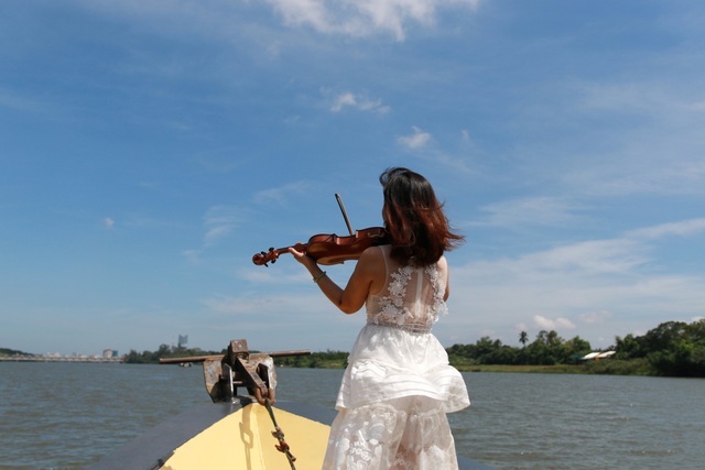 Thú vị du ngoạn thuyền rồng trên sông Hương - 6 Ngoài ra, du khách còn được trải nghiệm những màn biểu diễn nghệ thuật thú vị, đặc sắc