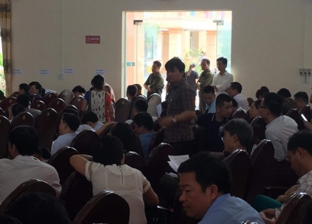 Vụ nhà báo bị dọa giết: Thủ phạm là... cậu bé 15 tuổi (?!) - 1
Quang cảnh buổi đấu giá đất tại xã Quảng Tân, huyện Quảng Xương - sự việc nhà báo Trần Đại đang tìm hiểu theo phản ánh của người dân.