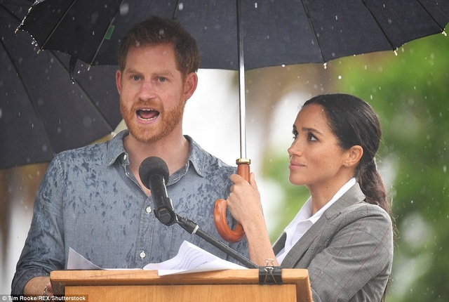 “Tan chảy” với những khoảnh khắc ngọt ngào của vợ chồng hoàng tử Harry - 11
Meghan Markle che ô khi chồng có bài phát biểu tại Úc