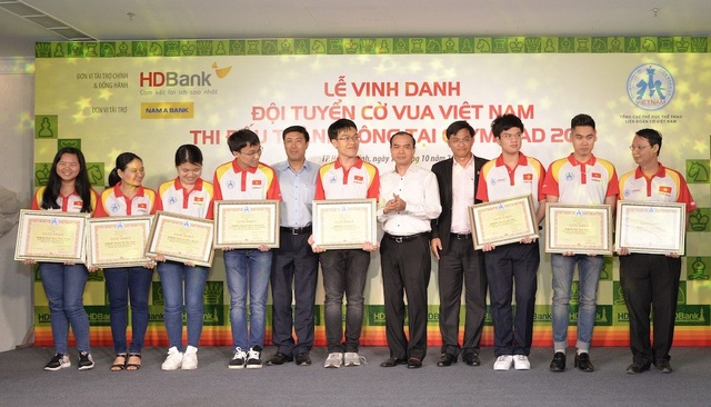 Thưởng 20.000 USD cho đội tuyển cờ vua Việt Nam tại Olympiad 2018 - 1 Ông Trần Ngọc Tâm – Tổng Giám đốc Nam A Bank (thứ 4 từ phải sang) cùng các nhà tài trợ đại diện Liên đoàn Cờ Việt Nam trao bằng khen cho những kỳ thủ có thành tích xuất sắc tại giải vô địch cờ vua Olypiad 2018 vừa qua.