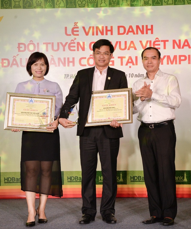 Thưởng 20.000 USD cho đội tuyển cờ vua Việt Nam tại Olympiad 2018 - 2 Ông Nguyễn Đồng Tiến - Chủ tịch Liên đoàn Cờ Việt Nam trao bằng khen và Kỷ niệm chương cho các Đơn vị Tài trợ