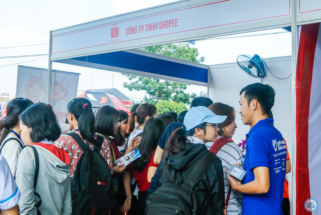 Thương mại điện tử - Ngành học “hot” trong kỷ nguyên 4.0 - 2 Doanh nghiệp về thương mại điện tử tham gia Ngày hội tuyển dụng tại UEL.
