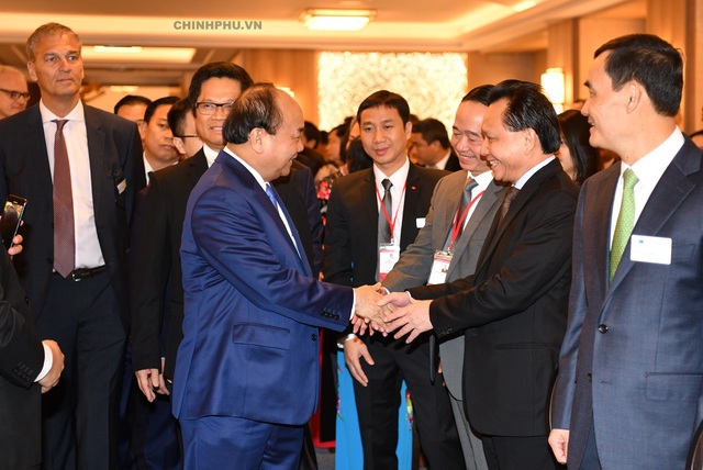 Thủ tướng tin tưởng về kỳ tích mới trong hợp tác doanh nghiệp Việt Nam-EU - 1 Thủ tướng gặp gỡ các doanh nghiệp tại Diễn đàn. Ảnh: VGP/Quang Hiếu