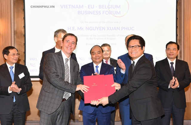Thủ tướng chứng kiến doanh nghiệp hai bên ký kết các văn kiện hợp tác. Ảnh: VGP/Quang Hiếu