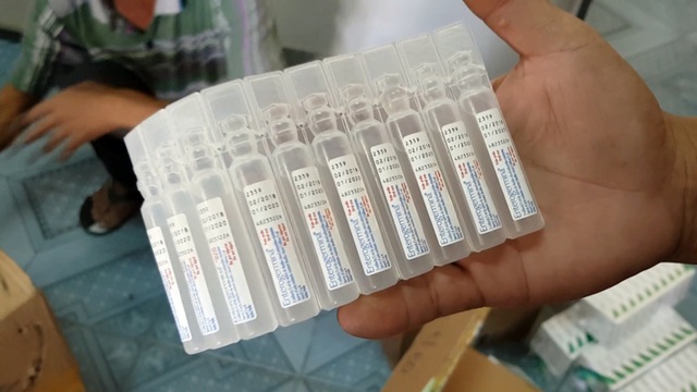 Bắt giữ hàng trăm chai rượu ngoại và thuốc tân dược lậu - 2 Đặc biệt có 108 hộp tân dược Enterogermina dành cho trẻ em cũng không rõ nguồn gốc