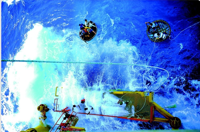 Thổn thức ngắm Trường Sa đẹp mê hồn trong lịch Xuân - 9 Hình ảnh ngư dân ở Trường Sa