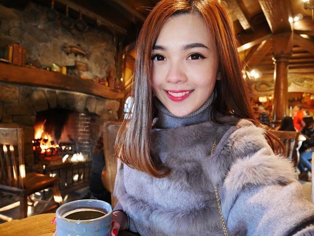 Nhan sắc “gây thương nhớ” của nữ tiếp viên hàng không trong bức ảnh bị chụp trộm - 6 Thưởng thức ẩm thực địa phương
