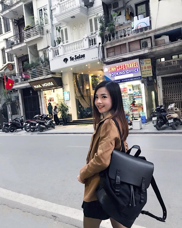 Nhan sắc “gây thương nhớ” của nữ tiếp viên hàng không trong bức ảnh bị chụp trộm - 4 Dạo quanh phố phường Hà Nội