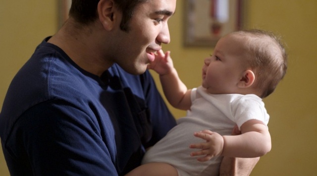 Đề xuất nam giới được nghỉ làm để chăm con dưới 6 tháng tuổi - 1 Các chuyên gia cho rằng cần bổ sung nội dung khẳng định quyền được nghỉ và hưởng chế độ thai sản đối với lao động nam. Ảnh minh họa