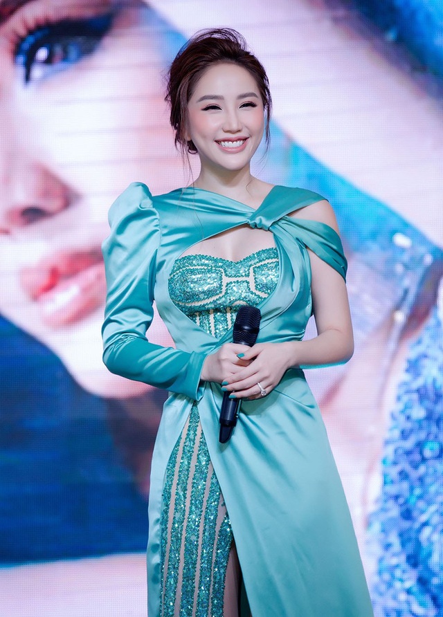 Bảo Thy tiết lộ lý do “hét giá” cát-sê cao ngất - 2 “Kể cả sau này có lập gia đình, tôi vẫn sẽ hoạt động chứ không ngưng hẳn. Và việc kinh doanh chắc chắn không làm chai sạn cảm xúc âm nhạc trong tôi. Đó là 2 khía cạnh khác nhau. Mỗi người ở một lứa tuổi khác nhau sẽ có một tư duy khác nhau. Lúc này, tôi phải cân bằng mọi thứ trong cuộc sống của mình. Thy muốn dành thời gian để đi du lịch cùng bố mẹ khắp thế giới”.