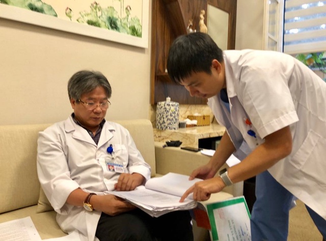 Công an Hà Nội đề nghị BV Việt Đức phối hợp điều tra đường dây mua bán thận - 1 GS.TS Trần Bình Giang, Giám đốc BV Việt Đức và PGS.TS Nguyễn Quang Nghĩa xem xét một hồ sơ pháp lý của bệnh nhân ghép thận. Ảnh: H.Hải