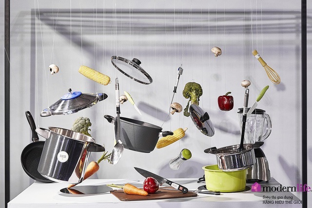 Đồ gia dụng nạm vàng 24K, đính pha lê siêu xa xỉ tại triển lãm Modern Life - 5
Nghệ thuật sắp đặt với những dụng cụ nhà bếp được treo lơ lửng, tạo hiệu ứng thị giác sống động.