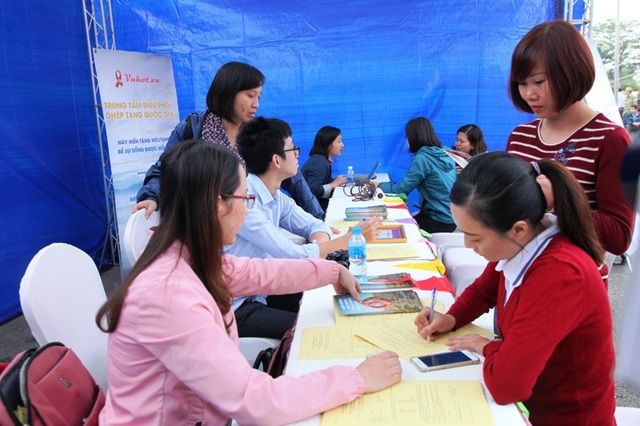 Lan tỏa thông điệp “chung tay vì sự sống” tại Ninh Bình - 2 Các tình nguyện viên đăng ký hiến mô, tạng tại lễ phát động.