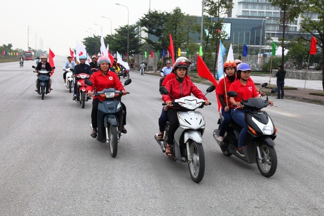 Lan tỏa thông điệp “chung tay vì sự sống” tại Ninh Bình - 3 Các thành viên Hội Chữ thập đỏ Ninh Bình diễu hành tuyên truyền người dân thông điệp cho đi là còn mãi.