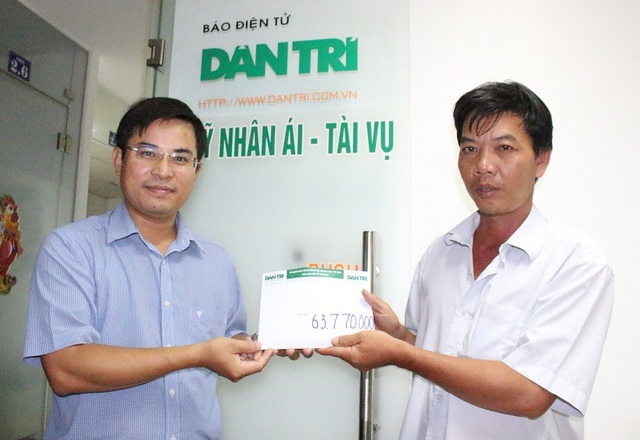 Thêm 63 triệu đồng đến với cậu học trò nguy kịch vì trọng bệnh - 1 Anh Lưu Sinh Hết (bên phải) xúc động nhận sự giúp đỡ của bạn đọc Dân trí