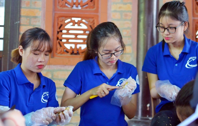 Ra mắt nhiều tour du lịch mới lạ của Khoa Du lịch – Đại học Huế - 11 Trực tiếp làm các món ăn chay