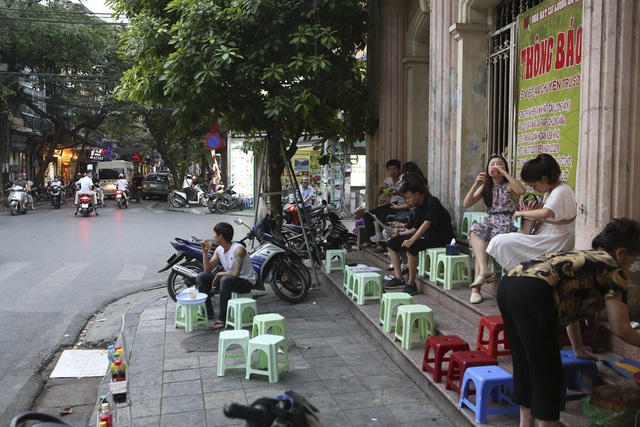 Nhịp sống sôi động ở phố cổ Hà Nội những ngày cuối tuần - 1
Bắt đầu từ chiều tối thứ 6 hàng tuần, các tuyến phố cổ trung tâm quanh khu vực bờ hồ Hoàn Kiếm trở thành tụ điểm vui chơi của người dân Hà Nội vì có chợ đêm trên trục đường Hàng Đào - Đồng Xuân, có thêm nhiều phố đi bộ, người đổ về nườm nượp.