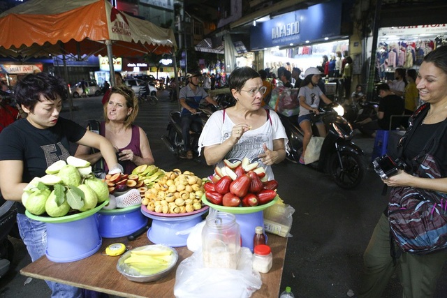 Nhịp sống sôi động ở phố cổ Hà Nội những ngày cuối tuần - 10
Các cửa hàng bán hoa quả hấp dẫn khách du lịch trên phố Hàng Đào.