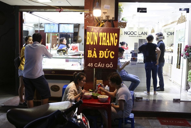 Nhịp sống sôi động ở phố cổ Hà Nội những ngày cuối tuần - 15 Quán ăn vỉa hè nhiều vô kể, bất cứ đâu có thể kê được chiếc bàn là có thể mở quán và có khách.