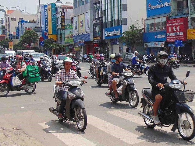 Ô nhiễm không khí - ‘Sát thủ’ vô hình dắt từng người vô bệnh viện - 1 Hoạt động giao thông ở TP.HCM là nguyên nhân chủ yếu phát sinh ô nhiễm không khí. Ảnh: TRẦN NGỌC