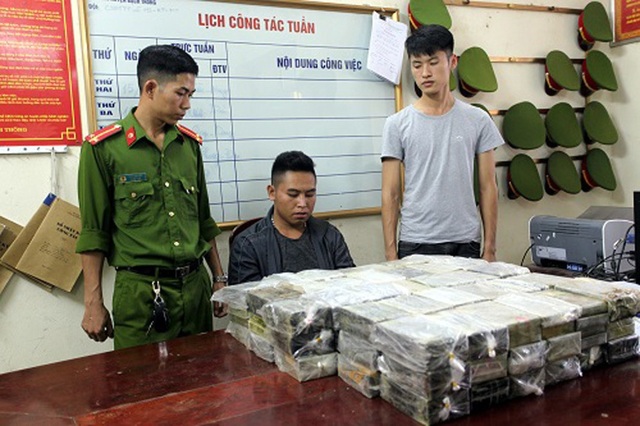 Bắt gần 200 bánh heroin giấu dưới gầm máy xúc - 1 Đối tượng cùng tang vật bị bắt giữ.
