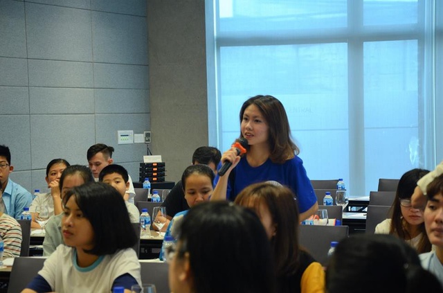 Talkshow “Du học Mỹ: còn gì hay, ngoài việc làm tại Mỹ”. - 2
Các bạn sinh viên đặt câu hỏi với các diễn giả
