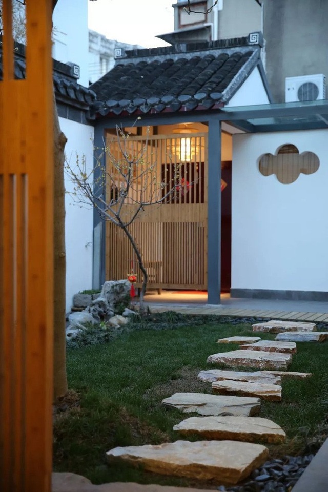 Cô gái biến nhà hoang thành không gian sống trong mơ cho riêng mình - 5 Trải dài từ cổng đến cửa chính là một “thảm đá” đặt trên nền của cỏ xanh, tạo cảm giác như đang bước vào một không gian thơ mộng, yên tĩnh.